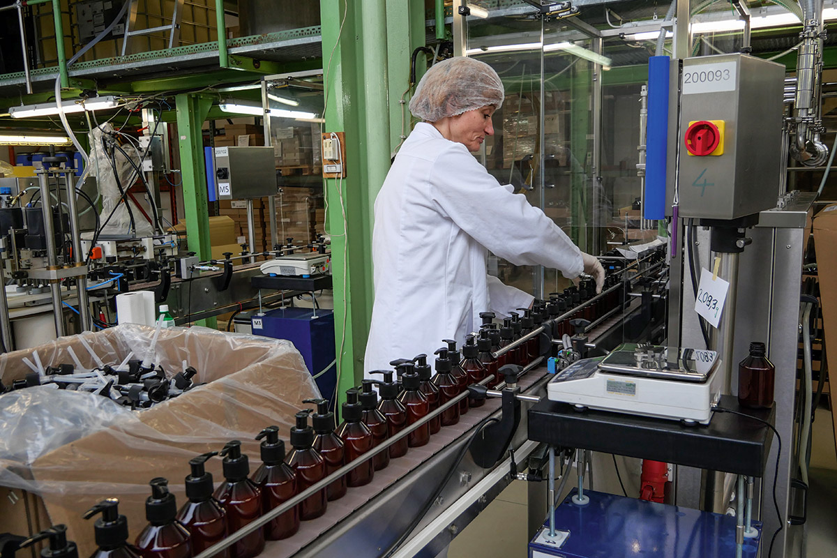 Um die 20000 Flaschen, Tiegel, Tuben verlassen pro Tag die Ludwigstädter Produktion v. L. A. Schmitt