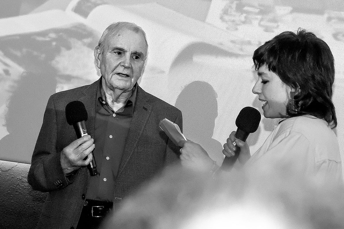 Katharina Schulz vom Vorstand der Filminitiative befragt das einzig verbliebene Gründungsmitglied des Würzburger Filmwochenendes, Arnold Schatzler, zur Geschichte des Festivals.