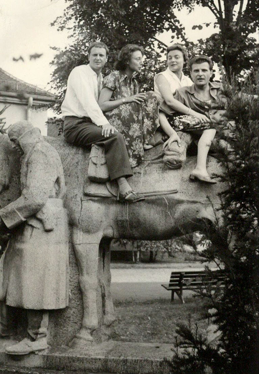 Überbleibsel des früheren Pferdelazaretts (1937 – 1945). Das Pferdedenkmal „Der treue Kamerad“ stand bis 1977 vor dem Hörfunkgebäude.