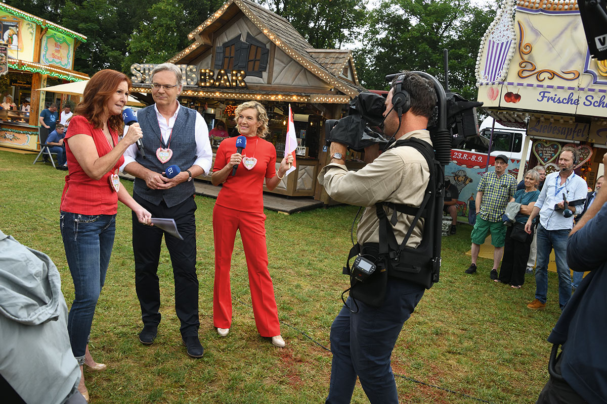 Wirklich live, liver geht gar nicht: Karin Schubert, Charly Hilpert und Julia Büchler (r) moderieren die Frankenschau – so entsteht ein Bild-im-Bild-im-Bild.