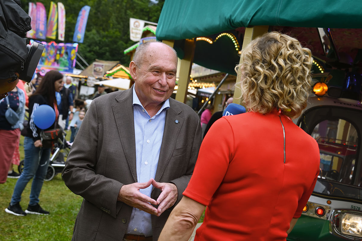 Julia Büchler läßt sich von Lorenz Kalb, dem Vorsitzenden des Süddeutschen Schaustellerverbandes natürlich auch von den Problemen seines Gewerbes berichten.