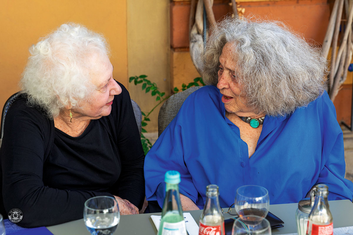 Amichais Witwe Hana Sokolov-Amichai (l) und die Übersetzerin Lydia Böhmer.