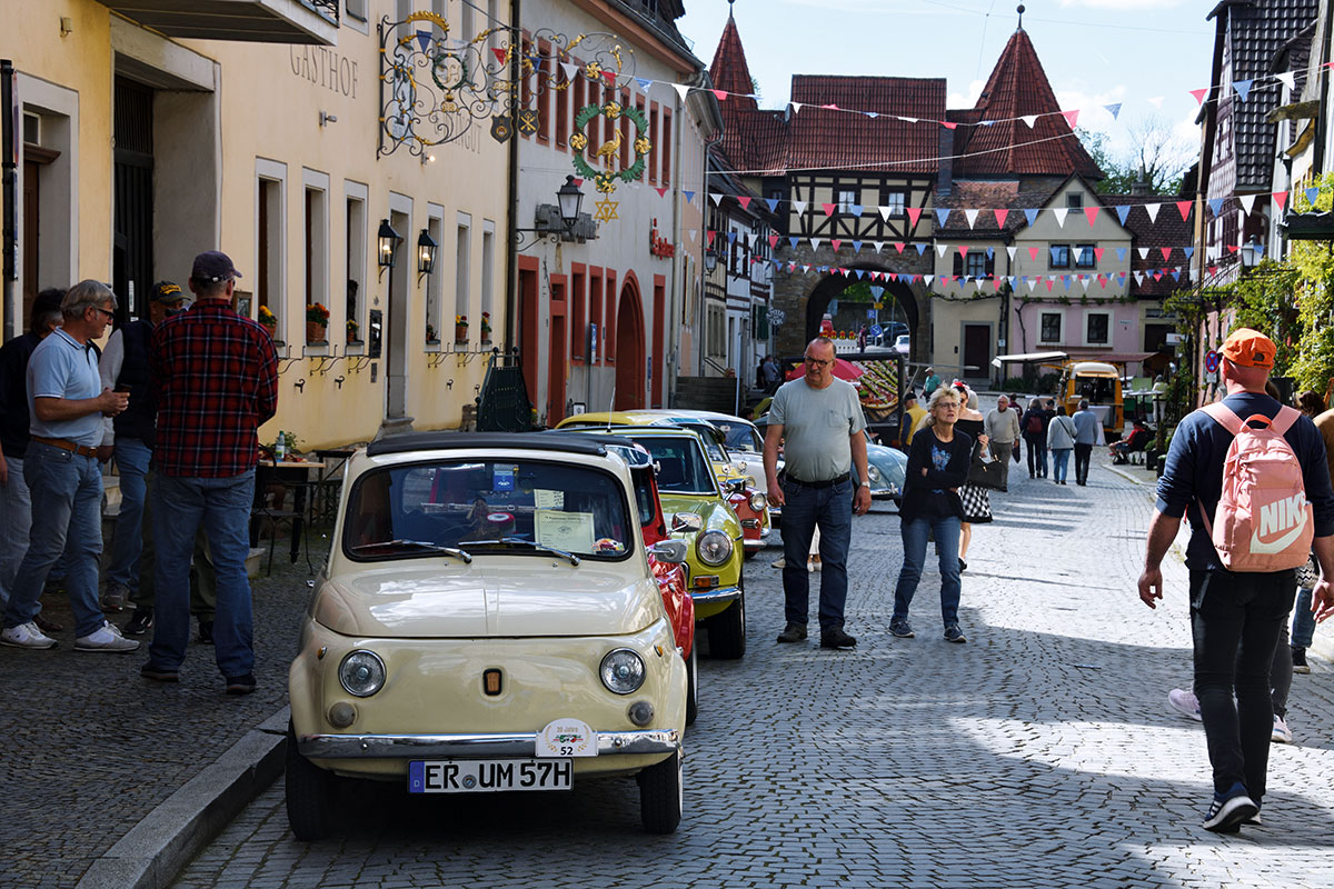 Manch einer mag sich denken, daß so ein Goggo oder ein Fiat 500 für ihn zu klein wäre …