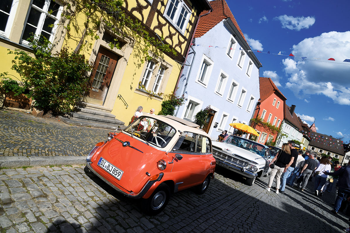 So waren früher die Verhältnisse zwischen den Deutschen und den Amerikanern: Vorn die Knutschkugel (bzw. boshaft: Schalglochsuch gerät) hinten für die Erwachsenen der Straßenkreuzer.