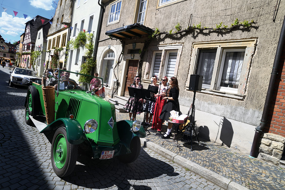 Die „Meefrüchdle“ aus Schwarzach besingen bei dem Oldtimer-Treffen „Prichsenstadt Classics“ einen optisch zum wunderbaren Gesang passenden Renault NN1 aus dem Jahr 1926.