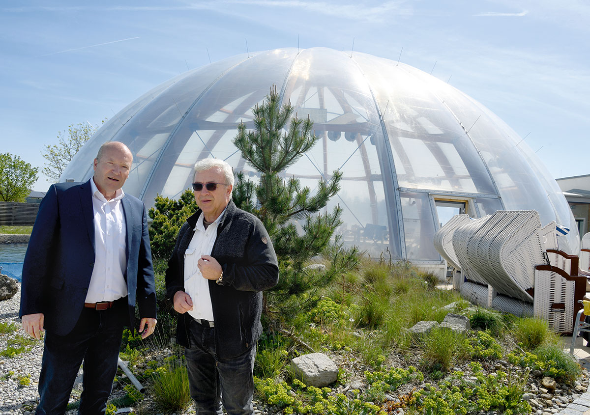 Oliver Fink, Geschäftsführer der Franken-Therme Bad Windsheim GmbH, im Gespräch mit ­Wolfgang Eckardt (re) vor der Kuppel des ­fränkischen Toten Meeres.