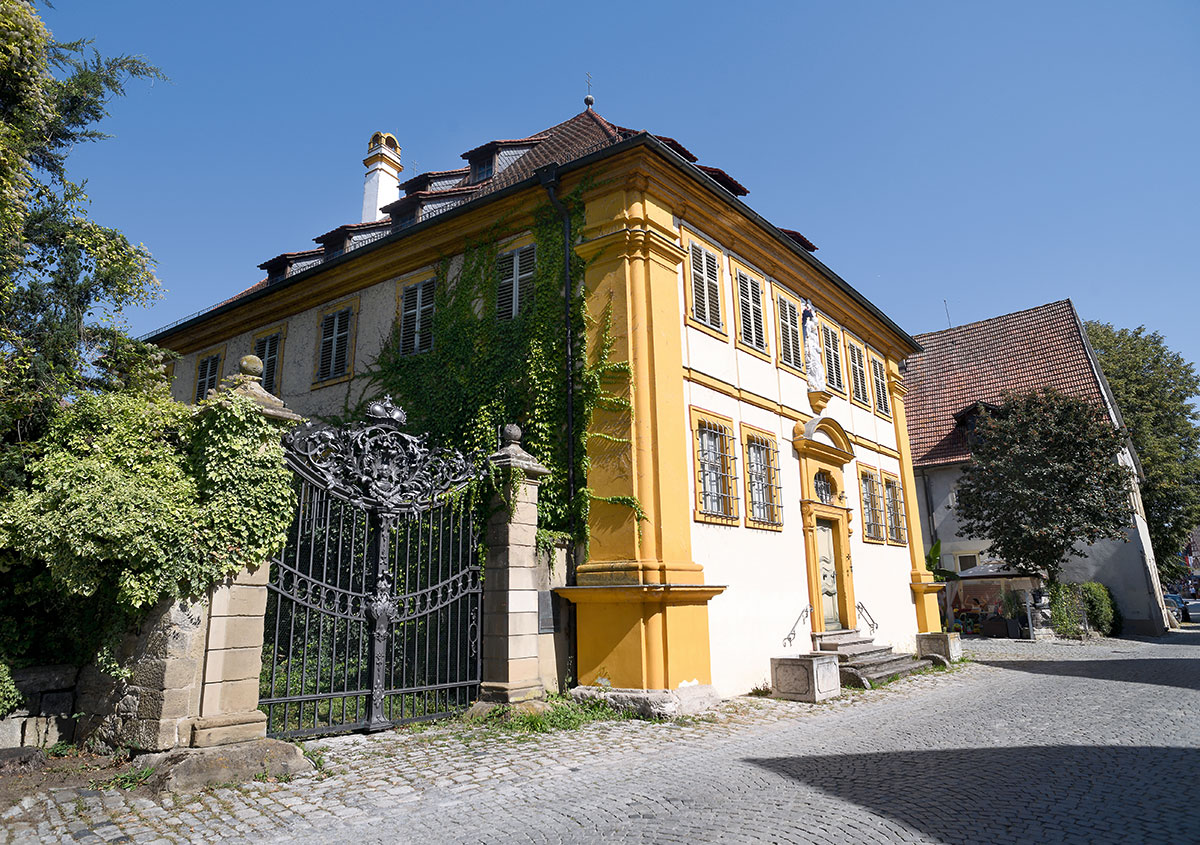 Daneben gibt es prachtvolle, repräsentative Bauwerke, wie etwa das Haus Hufnagel am Babenbergplatz.