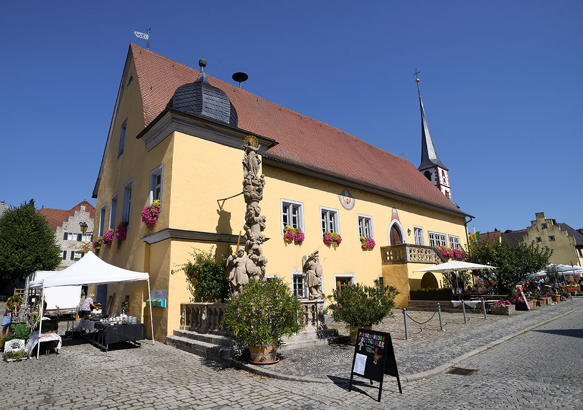 Das historische alte Rathaus mit der Mariensäule mitten im Ort … und bewirtschaftet.