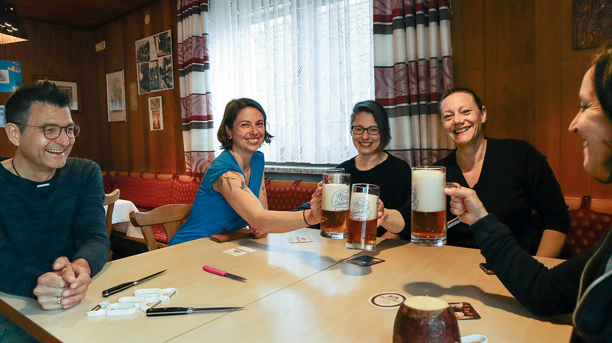 Erst „Rumm stopfen“, dann ausruhen: Die Probewohner sitzen nach getaner Arbeit in gemütlicher Runde zusammen und ­tauschen sich über die Erlebnisse in Oberfranken aus.