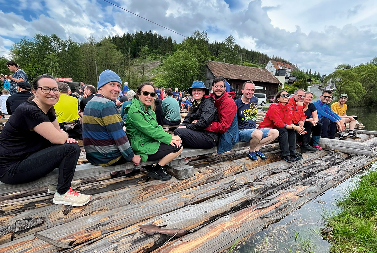 In Wallenfels lernten die Probewohner die Tradition der Flößerei kennen. Früher zum Holztransport genutzt, bedeutet es heute: Ab aufs Floß und mit ganz viel Spaß die wilde Rodach hinunter!