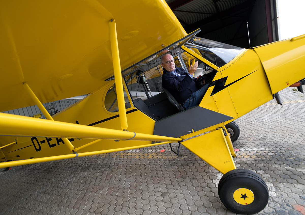 Seit bald vierzig Jahren fliegt und pflegt Johannes Fischer seine „Piper PA-19 Cub“.