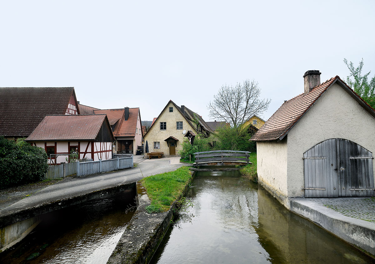 Ausgesprochen einfallsreich bahnt sich der Trubach seinen Weg durch den Ort.