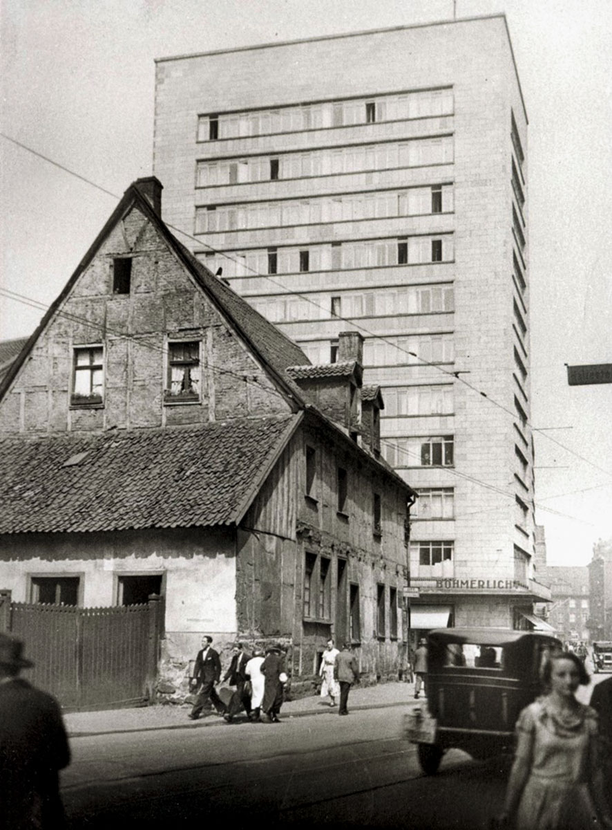 Im Unterschied zu Rothenburg ob der Tauber hat eine einstige Reichsstadt wie Dortmund im Zuge der Industrialisierung recht früh das mittelalterliche Altstadtbild abgestreift. Überreste der alten Stadt wie hier auf einer Aufnahme von 1932 wichen dem „Neuen Bauen“, hier vertreten durch das Westfalenhochhaus.