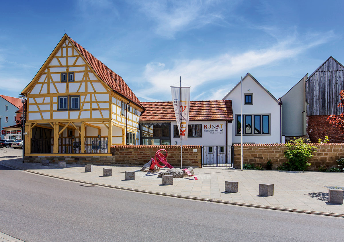 Im Kunsthandwerkerhof in Stadtlauringen treffen Kunstschaffende auf Kunstneulinge