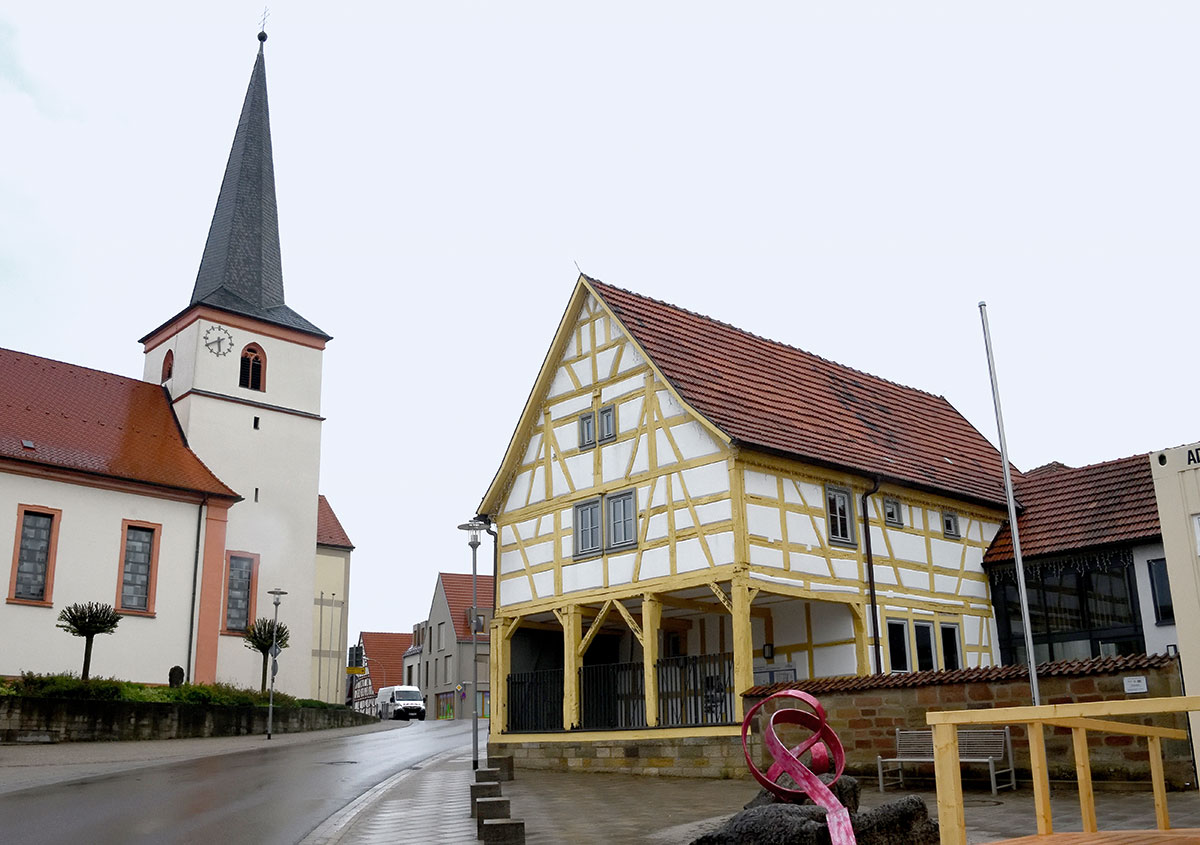 Die Kirche St. Johannes der Täufer neben dem Kunsthandwerkerhof