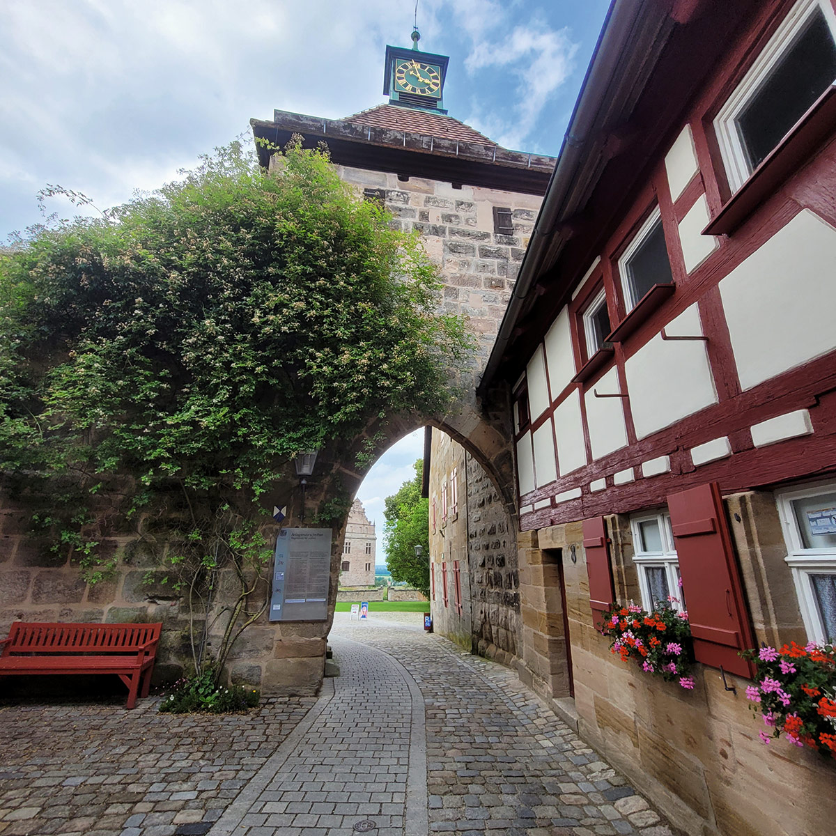 Das mittelalterliche Stadttor wird liebevoll „Brusela“ genannt und ist beliebter Treffpunkt für einen kleinen Plausch.