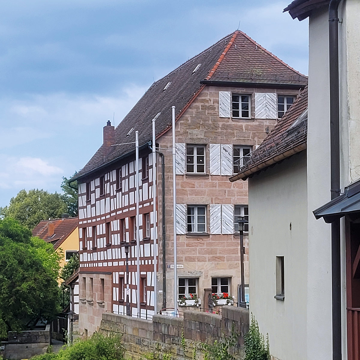 Schmuckes Fachwerk und Sandsteinfassade: Das Alte Rathaus vereint zwei architektonische Moden und beherbergt Cadolzburgs historisches Museum.