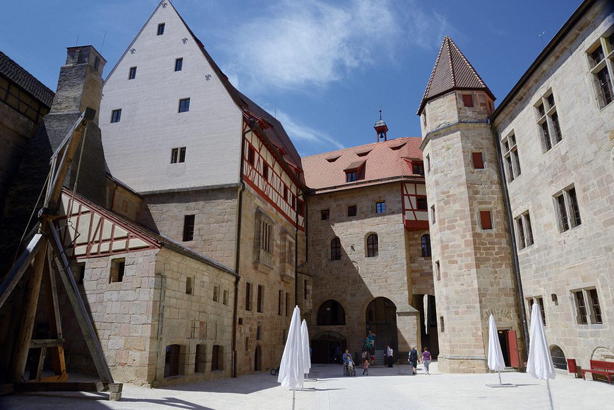 Wahrhaft herrschaftlich und märchenhaft schön: Die Cadolzburg war Sitz der reichsbestimmenden Hohenzollern. Im Bild der Burghof.