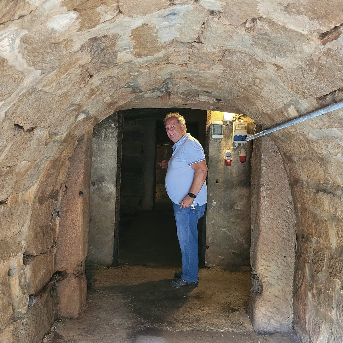 Dieter Marx öffnet die Pforte zu Cadolzburgs Unterwelt: einem gigantischen Bierkeller unter dem Marktplatz.