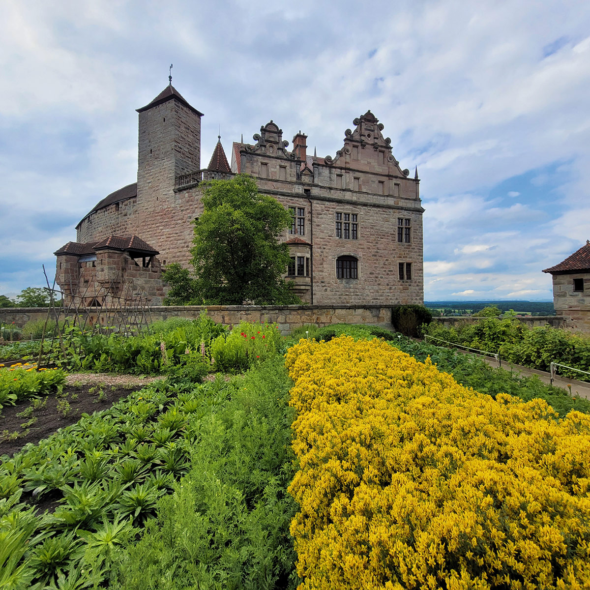 Sorgfältig ­gepflegt sind auch die Gärten der Burg.