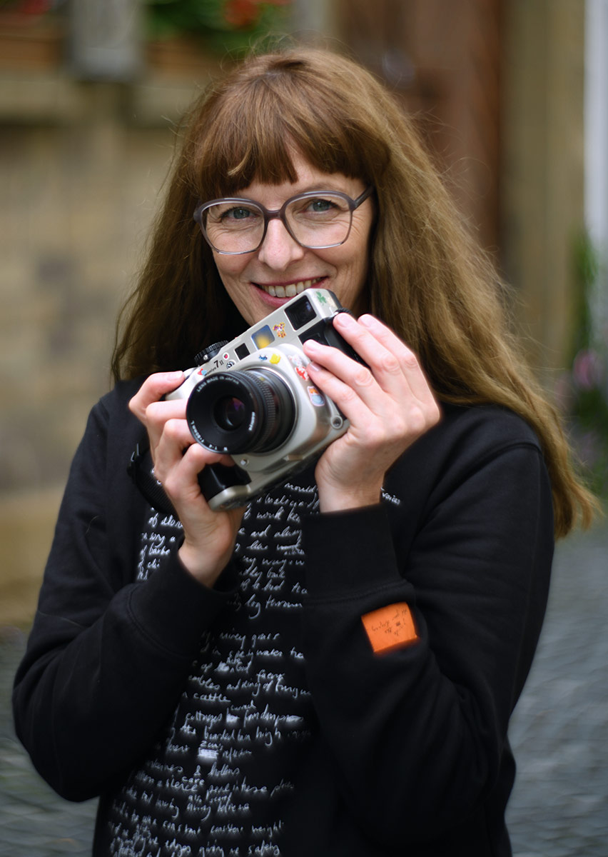 Inspiriert durch das Betrachten unterschiedlichster Fotobücher, wie zum Beispiel von ­Eugéne Atget, Diane Arbus oder Lee Friedlander, griff Barbara Sophie Nägle vor 30 Jahren selbst zum Fotoapparat. Schon seit dem Jahr 2000 schleicht sie mit einer analogen Kamera um die Häuser und fotografiert den leisen Hintergrundlärm unserer Gesellschaft.