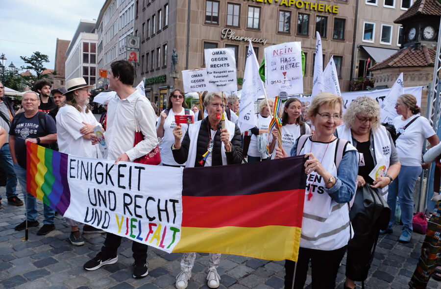 Immer wieder montags ab 18.30 Uhr demonstrieren die „OMAS GEGEN ­RECHTS“ in Nürnberg vor der Lorenz-Kirche.