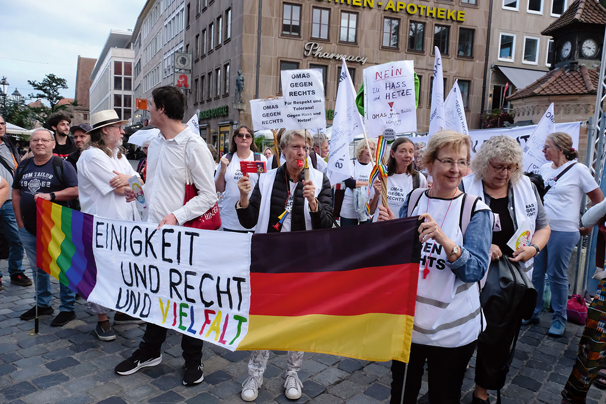 Immer wieder montags ab 18.30 Uhr demonstrieren die „OMAS GEGEN ­RECHTS“ in Nürnberg vor der Lorenz-Kirche.