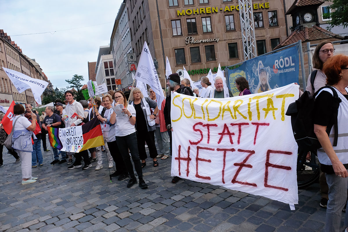 Es sind nicht nur ältere Damen. Die „OMAS GEGEN RECHTS“ sind längst der Kern all jener, die sich für eine tolerante, weltoffene, demokratische Gesellschaft einsetzen.