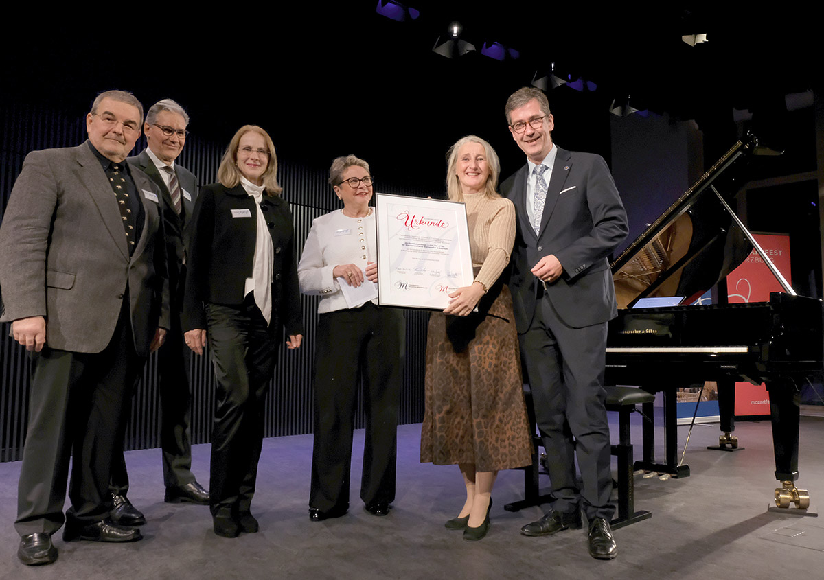 Der Vorstand des Freundeskreises überreicht Oberbürgermeister Christian Schuchardt und Intendantin des Mozartfestes Evelyn Meining die Schenkungsurkunde.